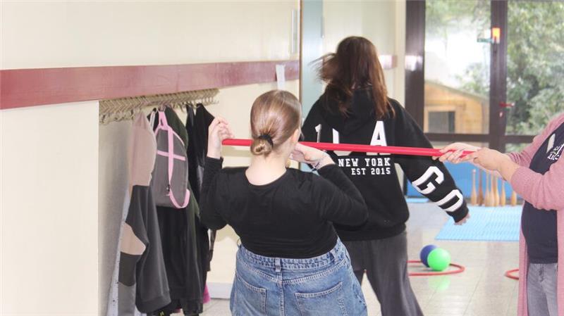 Lebhaftes Kartoffelfest an der Oberschule Bad Harzburg Die beiden Siebtklässlerinnen duellieren sich bei der Olympiade.