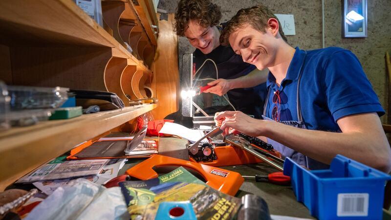 Zwei junge Männer sind Schreibmaschinen-Fans Die beiden Studenten haben sich alles selbst beigebracht