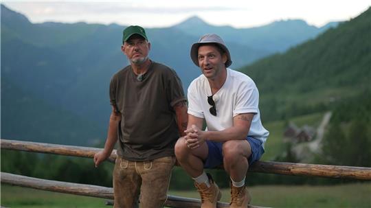 Die beiden TV-Köche sind ab Donnerstag (20.15 Uhr) in ihrem neuen Doku-Format „Rosin & Kumptner: Mission Mittendrin!“ auf Kabel Eins zu sehen.