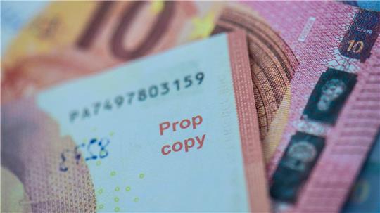 Die beiden Verdächtigen sollen nach bisherigem Ermittlungsstand mehr als 300.000 Euro Falschgeld hergestellt und in den Umlauf gebracht haben. (Symbolbild)