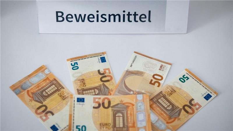 Ermittler fassen „Marktführer“ der Geldfälscher-Szene Die beiden Verdächtigen sollen nach bisherigem Ermittlungsstand mehr als 300.000 Euro Falschgeld hergestellt und in Umlauf gebracht haben.