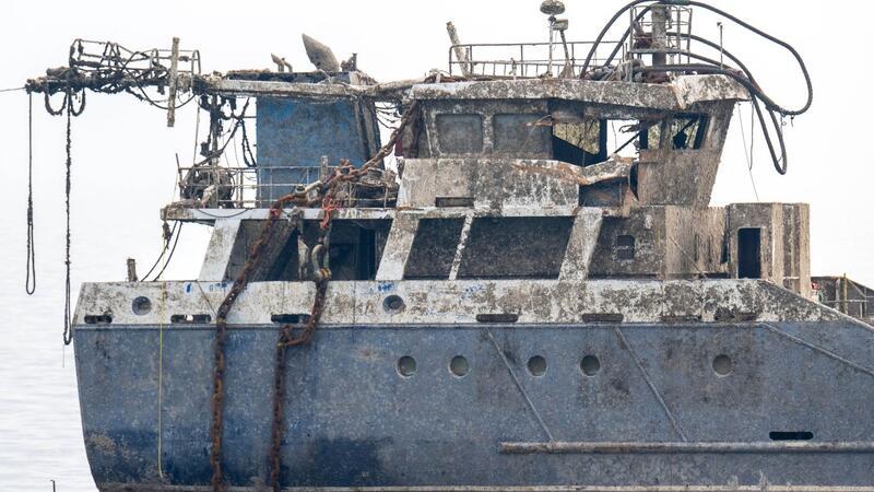 Die beiden Wrackteile des gesunkenen Frachters „Verity“ sind geborgen worden. Für die Bergung wurde das Schiff unter Wasser in zwei Teile geschnitten. Ein Schiffskran hob sie nacheinander aus dem Wasser.