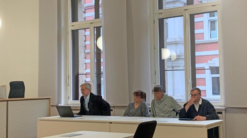 Die beiden aus Goslar stammenden Angeklagten sitzen während der Verhandlung am Mittwoch vor dem Landgericht Braunschweig zwischen ihren Verteidigern.