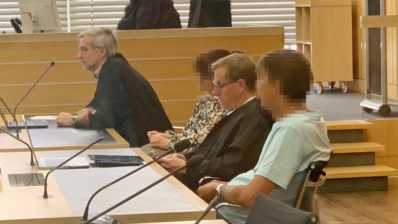 Eltern aus dem Landkreis Goslar wieder vor Gericht Die beiden aus dem Landkreis Goslar stammenden Angeklagten am Montag in der Verhandlung vor dem Landgericht Braunschweig. Die 1. Strafkammer verhandelt den Fall neu, weil der Bundesgerichtshof das Urteil der 9. Strafkammer aus dem vorigen Jahr aufgehoben und zurückverwiesen hat.
