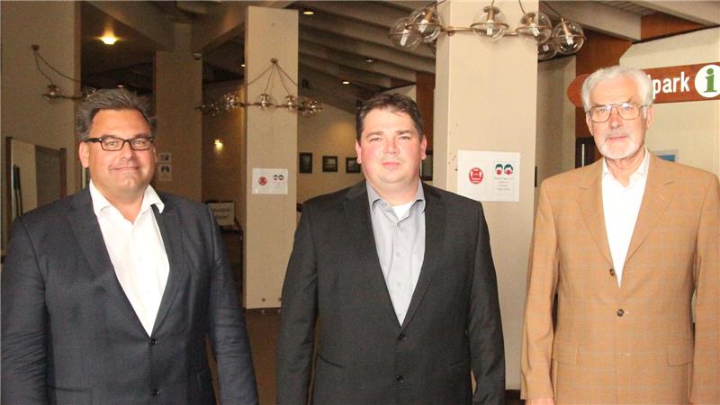Bürgermeisterwahl: Wer kandidiert gegen Amtsinhaber Langer? Die beiden derzeit bekannten Kandidaten für das Amt des Bürgermeisters Wolfgang Langer (links) und Dirk Becker (Mitte) mit Ortsvorsteher Albert Baumann vor drei Jahren im Kurgastzentrum.