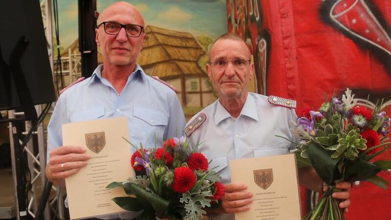 Die beiden ehemaligen Ortsbrandmeister Andreas Rademacher (links) und Hans-Jürgen Bothe wurden zu Ehren-Ortsbrandmeistern ernannt.