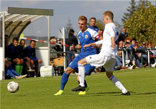Die beiden in den Tabellen besten Mannschaften der abgelaufenen Saison, der Goslarer SC 08 und die TSG Bad Harzburg, treffen in der Bezirksliga wieder aufeinander, hier eine frühere Szene mit Enrico Dürrbeck (li.) und Michel Bönig. Foto: GZ-Archiv