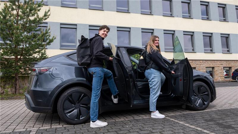 Die beiden müssen jeden Tag rund 40 Kilometer zur Berufsschule und zurück fahren (Archivbild) 