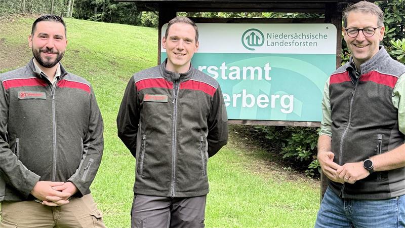 Die beiden neuen Revierleiter Magnus Zenker von der Försterei Zorge und Matheo Pesch von der Försterei Stöberhai mit Forstamtsleiter Stefan Fenner (v.l.).
