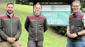 Die beiden neuen Revierleiter Magnus Zenker von der Försterei Zorge und Matheo Pesch von der Försterei Stöberhai mit Forstamtsleiter Stefan Fenner (v.l.).