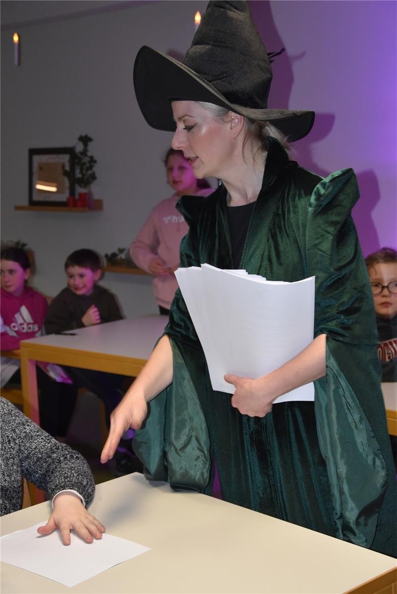 Eine grenzenlos magische Braunlager Büchereinacht Die bekannte Braunlager Musical-Darstellerin Maike Switzer schlüpft in die Rolle der Professorin McGonagall. Foto: Breutel