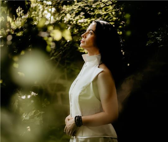 Die bekannte Pianistin Serra Tavsanli verbindet ihre Konzerte immer auch mit einer ausgefeilten Moderation. Foto: Anne Hornemann