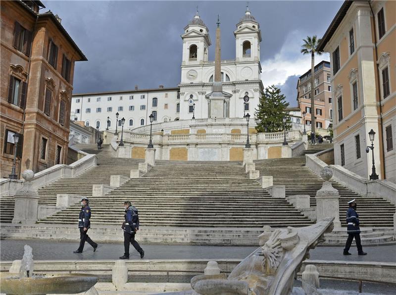 Die Spanische Treppe hinunter - Autofahrer muss vor Gericht Die berühmte Spanische Treppe in Rom gehört zum Weltkulturerbe.