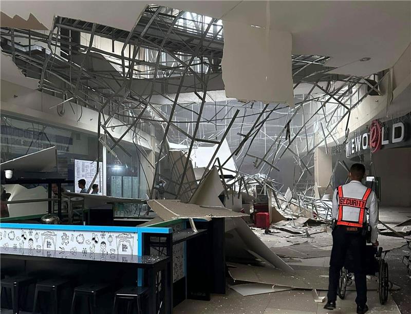 Zahl der Toten steigt nach Erdbeben auf den Philippinen Die beschädigte Decke eines Einkaufszentrums in General Santos City anch dem Erdbeben.