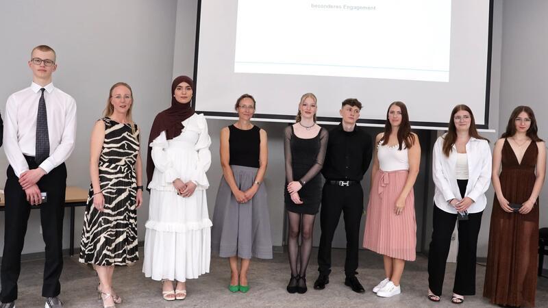 Ausspannen, Ausbildung oder Abitur? Die besonders ausgezeichneten Schülerinnen und Schüler der OBS Langelsheim mit den Klassenlehrern (v.li): Schüler Ole Borrmann, Lehrerin Jasmin Schmidt, Destina Nur Özdemir, Lehrerin Nina Ostrowski, Mayla Jess Stücker, Phil Schnorrbusch, Lehrerin Melanie Begann-Raeder und die Schülerinnen Zoe Lips und Anne -Sophie Habig.
