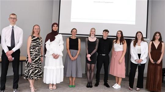 Die besonders ausgezeichneten Schülerinnen und Schüler der OBS Langelsheim mit den Klassenlehrern (v.li): Schüler Ole Borrmann, Lehrerin Jasmin Schmidt, Destina Nur Özdemir, Lehrerin Nina Ostrowski, Mayla Jess Stücker, Phil Schnorrbusch, Lehrerin Melanie Begann-Raeder und die Schülerinnen Zoe Lips und Anne -Sophie Habig.