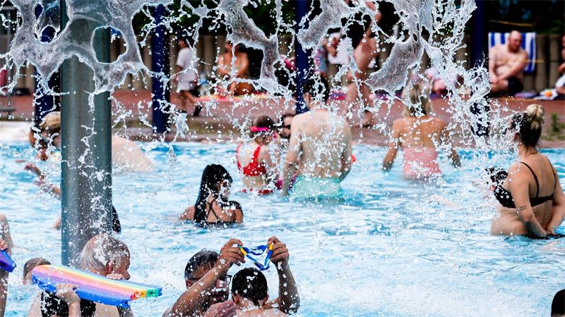 Die beste Abkühlung bei Hitzegraden: Freibad-Besuch. (Archivbild)