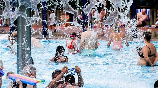 Die beste Abkühlung bei Hitzegraden: Freibad-Besuch. (Archivbild)