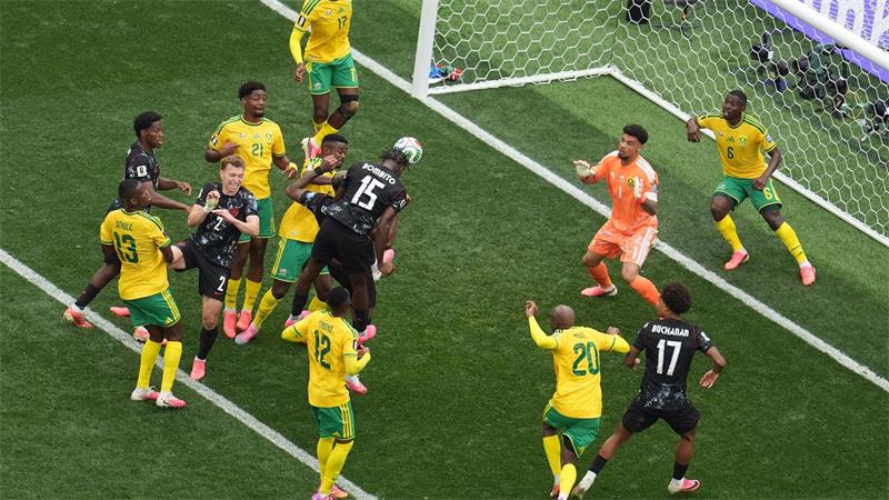 „Kanadische Helden“: Davies und Co. schreiben Geschichte Die beste Chance der ersten Halbzeit war Bombitos Kopfball.