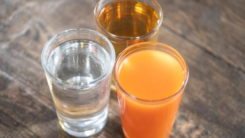 Die besten Durstlöscher sind Wasser, Tee und Schorlen.