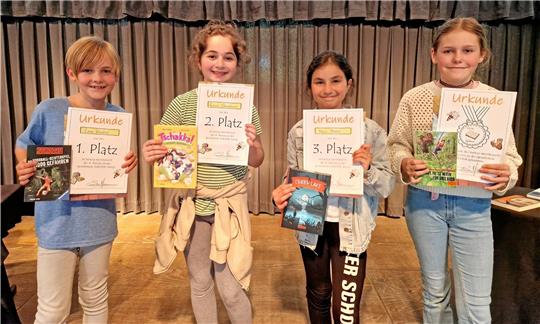 Die besten Vorleser und Vorleserinnen der Grundschule Zellerfeld sind stolz auf ihre Urkunden (v.l.): Leon, Fayziya, Naya und Lilia. Foto: Knoke