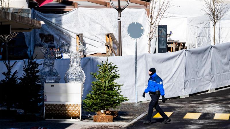 Die betroffene Bar ist wegen der Ermittlungen abgesperrt. 