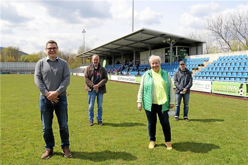 Die beziehungsweise einige Bad Harzburger Grünen-Kandidaten bei der Aufstellungsversammlung im Goslarer Osterfeldstadion: (v.l.): Dennis Kronjäger, Lutz Römer, Ulrike Wunder und Sebastian Werner. Foto: Hartmann