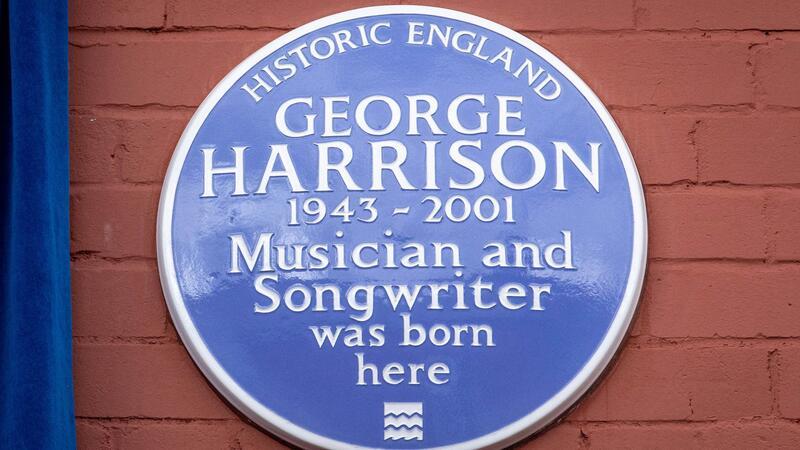 George Harrison in Liverpool geehrt Die blaue Gedenktafel erinnert an George Harrison.