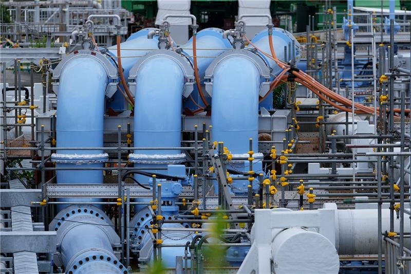 Japan beginnt Verklappung von Fukushima-Kühlwasser Die blaue Pipeline für den Transport von Meerwasser ist Teil der Anlage für die Ableitung von aufbereitetem radioaktivem Wasser aus dem Kernkraftwerk Fukushima Daiichi ins Meer.