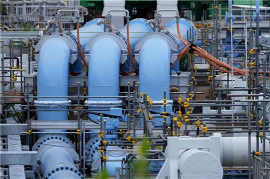 Die blaue Pipeline für den Transport von Meerwasser ist Teil der Anlage für die Ableitung von aufbereitetem radioaktivem Wasser aus dem Kernkraftwerk Fukushima Daiichi ins Meer.