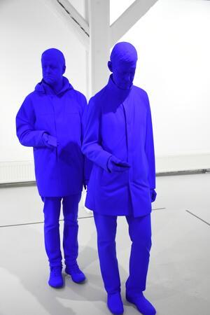 Kaiserring: Plädoyer für die Freiheit der Kunst Die blauen Männer mit Handy haben das Zeug dazu, das meistfotografierte Motiv der Ausstellung von Katharina Fritsch im Mönchehaus zu werden.