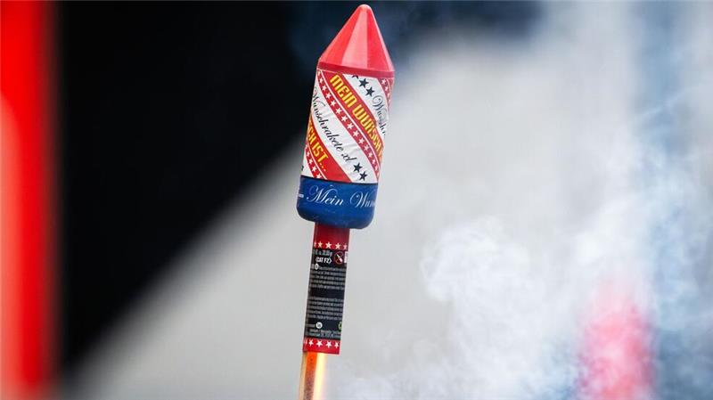 Die brennende Rakete beschädigte in der Wohnung lediglich Möbel. (Symbolbild)