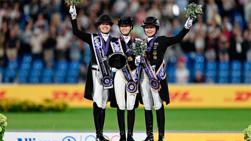 Die britische Dressurreiterin Charlotte Fry (M), die deutsche Dressurreiterin Isabell Werth (r) und die dänische Dressurreiterin Cathrine Laudrup-Dufour stehen bei der Reit-WM in Aachen auf dem Podest nebeneinander.