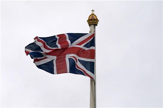 Die britische Flagge weht über dem Buckingham Palace.