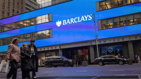 Die britische Großbank Barclays baut nach Investitionen in KI-Technologie 5000 Stellen ab. 
