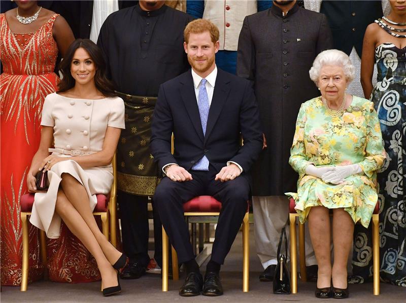 Britische Medien: Queen setzte sich für Harrys Schutz ein Die britische Königin Elizabeth II., Prinz Harry und seine Frau Meghan auf einer Aufnahme aus dem Sommer 2018.