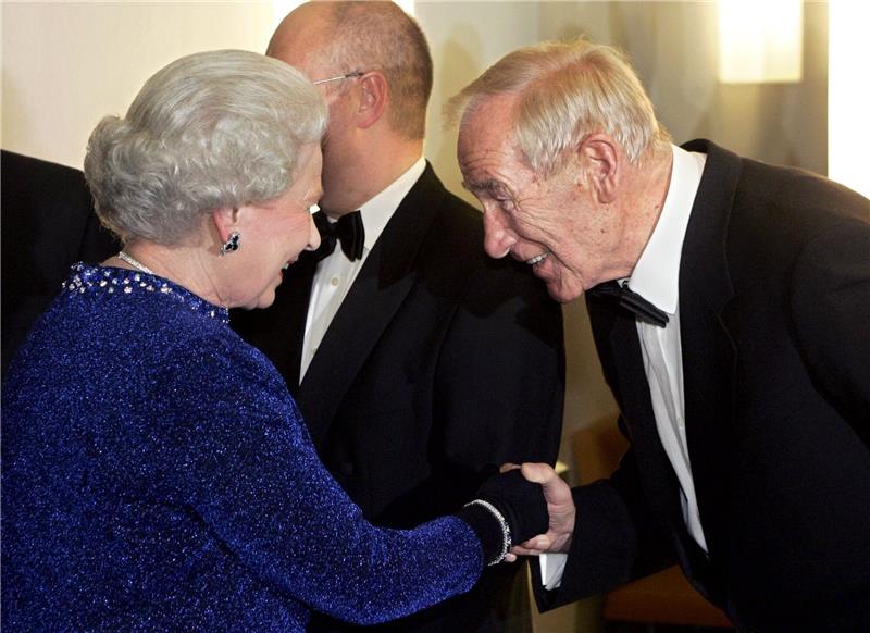 Sonderbriefmarke zu Ehren von Torwart-Legende Trautmann Die britische Königin Elizabeth II. wird zu einem Galakonzert von Torwartlegende Bernd «Bert» Trautmann begrüßt.