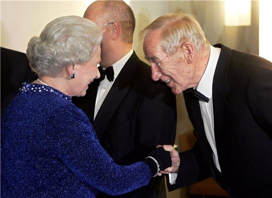 Die britische Königin Elizabeth II. wird zu einem Galakonzert von Torwartlegende Bernd «Bert» Trautmann begrüßt.