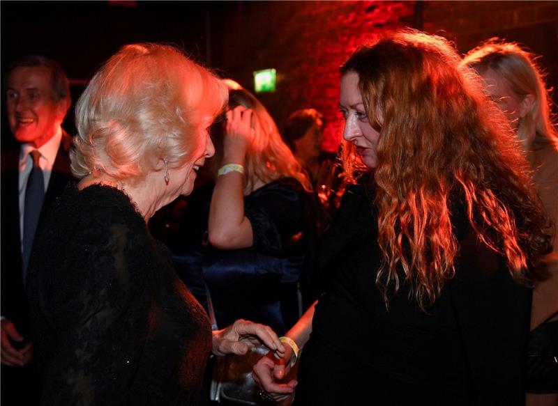 Schriftstellerin Claire Keegan erhält Siegfried Lenz Preis Die britische Königsgemahlin Camilla (l) spricht mit der in die engere Wahl gekommenen Autorin Claire Keegan während der Verleihung des Booker Prize im Roundhouse in London.