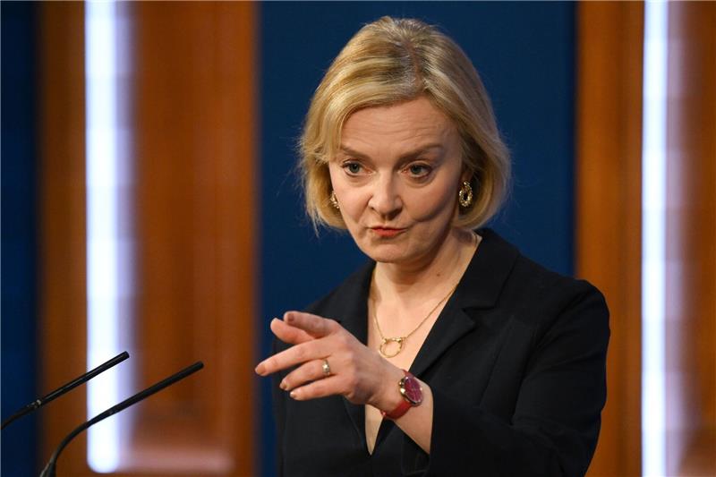 Premier Truss feuert Finanzminister - und wankt selbst Die britische Premierministerin Liz Truss spricht während einer Pressekonferenz in der Downing Street. Nach der Entlassung ihres Finanzministers Kwarteng lehnte sie es ab, selbst zurückzutreten.