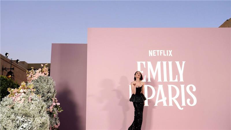 Drama am Set von „Emily in Paris“: Regieassistent stirbt Die britische Schauspielerin Lily Collins spielt in „Emily in Paris“ die Titelrolle. (Archivbild)