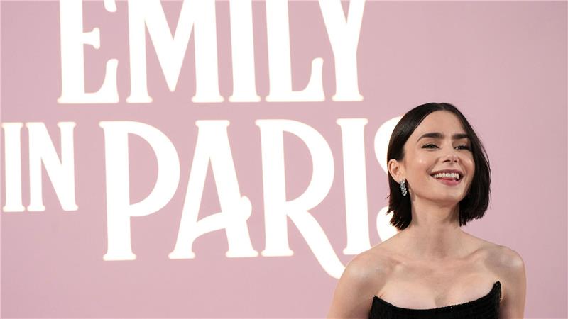Die britische Schauspielerin Lily Collins spielt in der Serie „Emily in Paris“ die Titelrolle. (Archivbild)