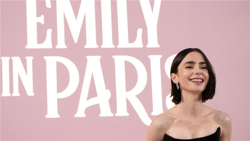 Papstwahl bringt Dreh von „Emily in Paris“ durcheinander Die britische Schauspielerin Lily Collins spielt in der Serie „Emily in Paris“ die Titelrolle. (Archivbild)