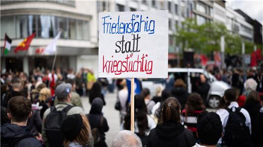 Die bundesweiten Proteste fanden am 81. Jahrestag des Endes des Zweiten Weltkriegs statt. In Hannover forderte ein Demonstrant Friedensfähigkeit statt Kriegstüchtigkeit.