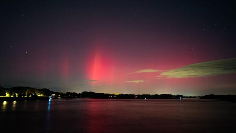 Naturspektakel: Polarlichter über Deutschland sichtbar Die bunten Lichter waren in der Nacht zu Freitag selbst in Südfrankreich in La Grande-Motte am Mittelmeer zu sehen.