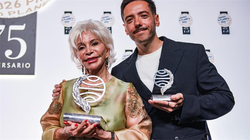 Bestsellerautorin Isabel Allende erhält Planeta-Preis Die chilenische Bestsellerautorin Allende („Das Geisterhaus“) und der Maga-Autor Sergio Hernández bei der Preisverleihung der 75. Planeta-Preise in Barcelona.