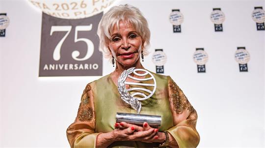 Die chilenische Bestsellerautorin Isabel Allende hält den mit einer Million Euro dotierten 75. Planata-Preis bei einer Gala in Barcelona. 