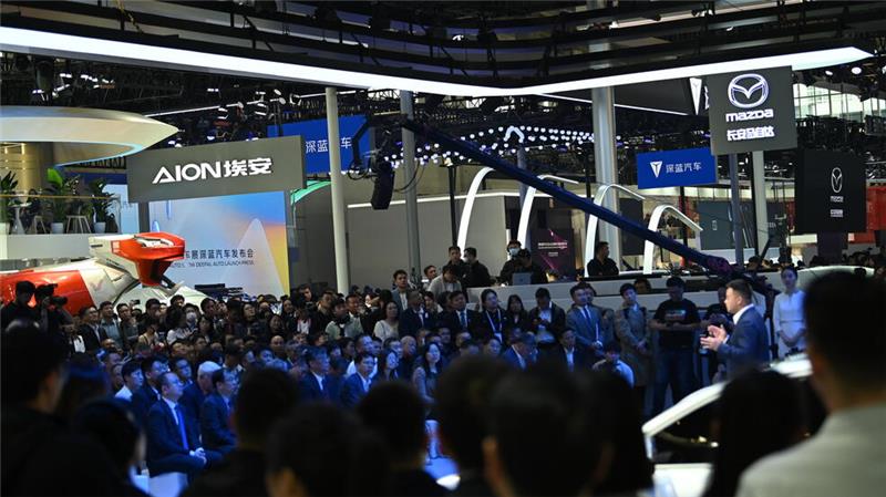 Die chinesische Autoindustrie überrascht mit tanzenden Autos und großen Bildschirmen. Die deutschen Hersteller geraten immer mehr ins Hintertreffen.