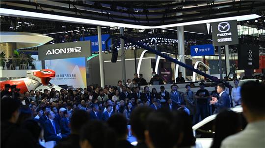 Die chinesische Autoindustrie überrascht mit tanzenden Autos und großen Bildschirmen. Die deutschen Hersteller geraten immer mehr ins Hintertreffen.