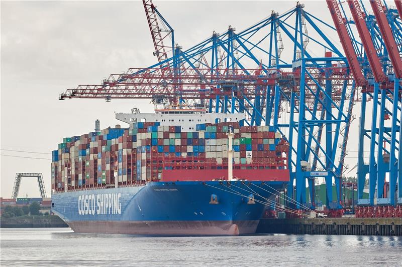 Regierung untersagt häufiger Investitionen aus China Die chinesische Staatsreederei Cosco hat vor wenigen Monaten anteilig ein Terminal des Hamburger Hafens übernommen.